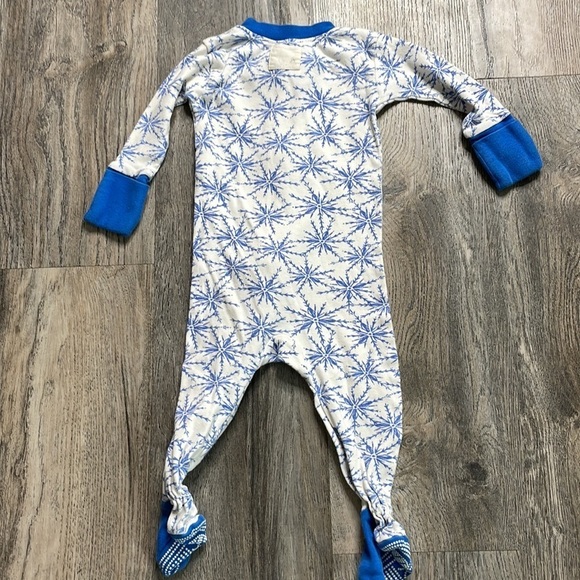 Burt’s Bees Baby Blue and White Snowflake Footie Pajama One Piece, size 0-3 mo - Picture 3 of 7